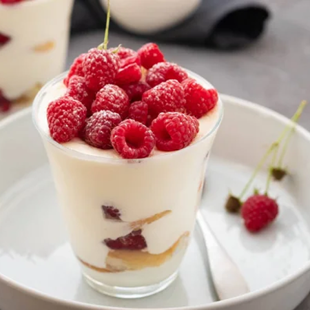 Десерт з сиру і ягід 