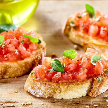 Брускети з томатами та базиліком