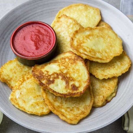 Деруни з яблуком  і томатним соусом