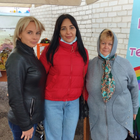 Тетяна Трибунська, Юлія Бездідько,  педагоги Миколаївського ліцею,  учасниці виставки народних умільців