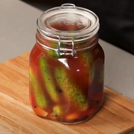 Мариновані огірки з гострим кетчупом