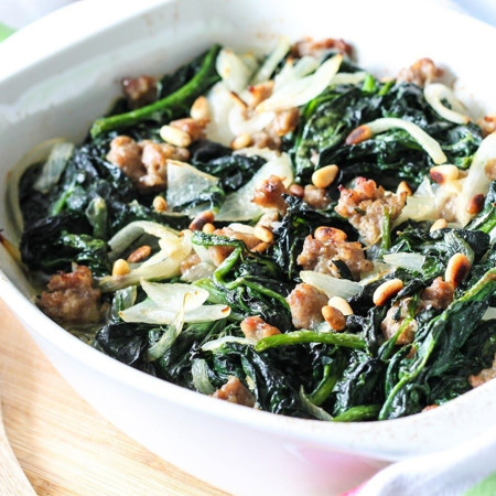 Яйца по-флорентійски зі шпинатом, грибами, кедровими горіхами й пряними тостами