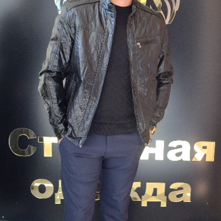 Практична куртка з еко-шкіри та чорний светр 