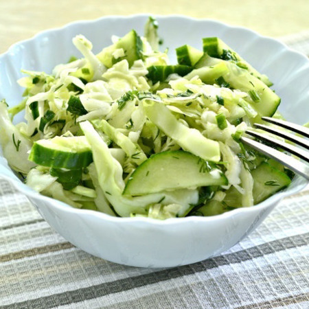 Салат із молодої капусти