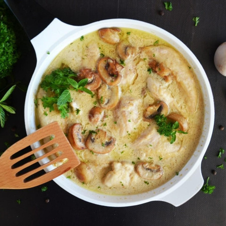 Курка з грибами у сметанному соусі