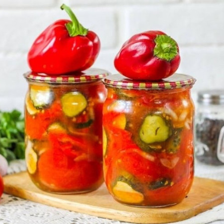 Салат з помідорів та огірків на зиму