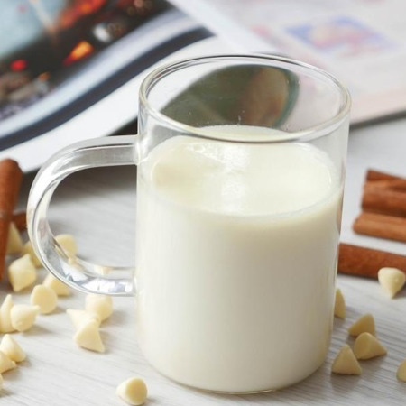 Білий гарячий шоколад з корицею