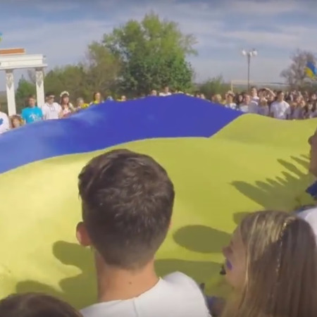 Мелитопольцы на флешмобе “Мы - Украинцы!”