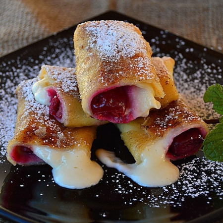 Млинці з кремом і ягодами