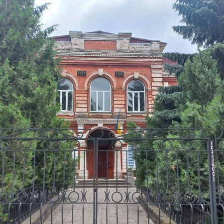 Жіноча гімназія (колишній природничо-математичний ліцей)