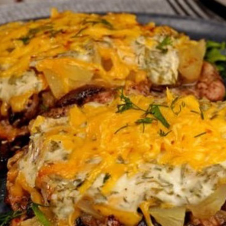 Куряче філе, запечене з грибами, ананасами та сиром