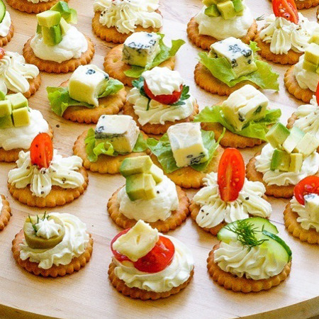 Закуска на крекерах з плавленим сирком і часником