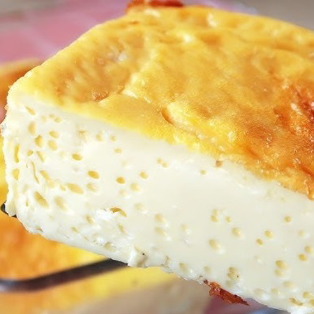 Пишний омлет з яєць і молока