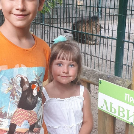 Кіра і Назар Воробйови, 5 та 12 рокiв, смт Петропавлiвка  