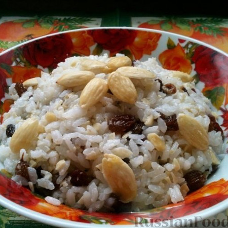 Кутя з рису з мигдалем та жовтими родзинками