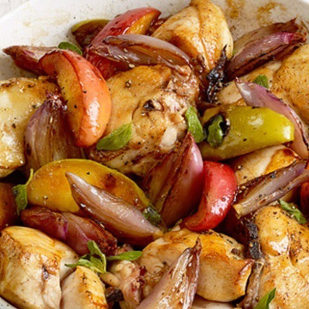 Запечене куряче філе з яблуками 