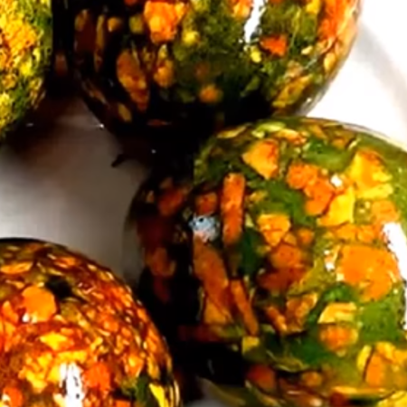 Фарбуємо мармурові яйця в цибулинні з зеленкою