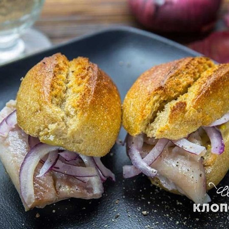 БУТЕРБРОД З МАРИНОВАНИМ ОСЕЛЕДЦЕМ ТА ЦИБУЛЕЮ