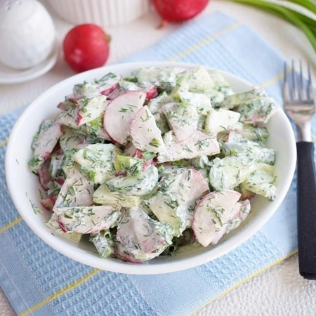 Салат з редискою і зеленою цибулею