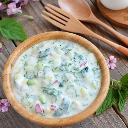 Окрошка на кефірі з кропивою і м'ятою 