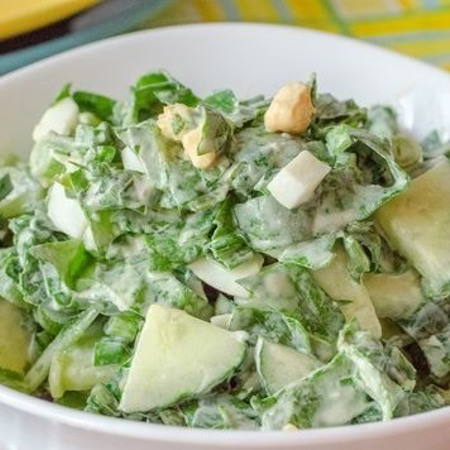 Салат зі шпинатом, огірком і яйцями