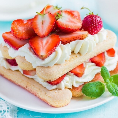 Полуничний тірамісу