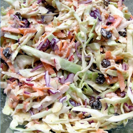 Салат вітамінний капустяний з родзинками і яблуками