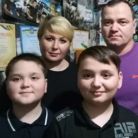 Олексій та Ірина Бут,  батьки Михайла і Дмитра,  смт Петропавлівка