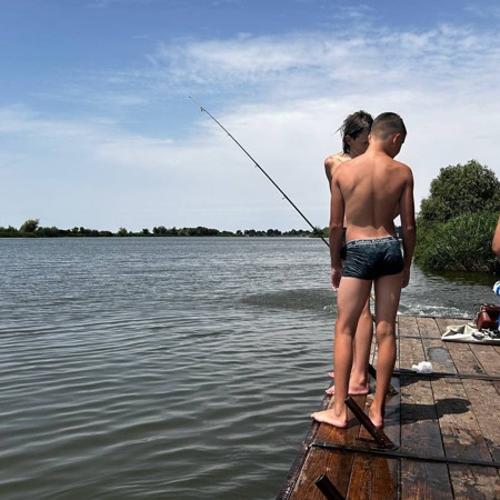 Місце відпочинку біля води у селі Маяки