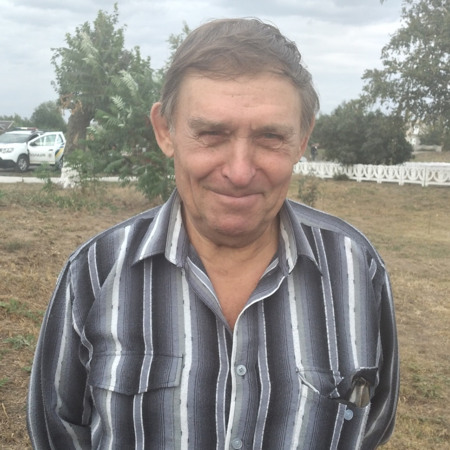 Володимир Іванович Біловол, вчитель військової підготовки, деякий час працював у колгоспі