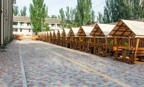 Отель "Три Дельфина"