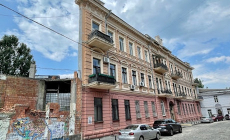Дом с одной стеной