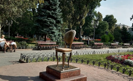 Памятник Ильфу и Петрову "12-й стул"