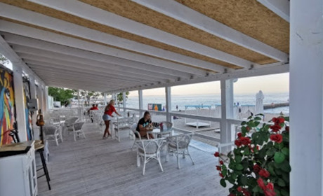 L.E.O Cafe Bar