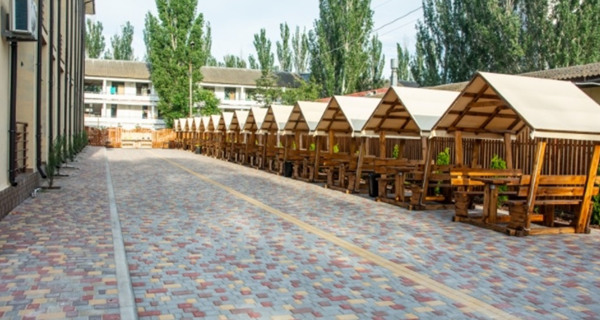 Отель "Три Дельфина"