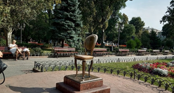 Памятник Ильфу и Петрову "12-й стул"