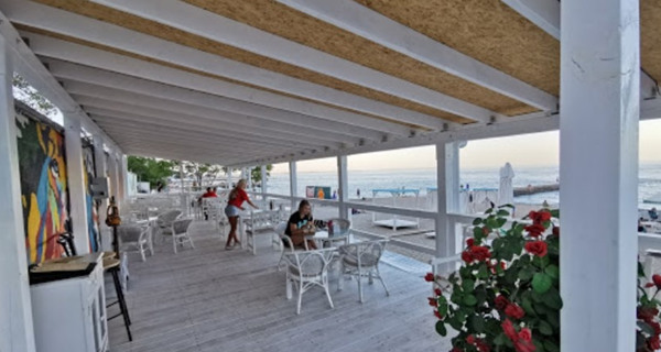 L.E.O Cafe Bar