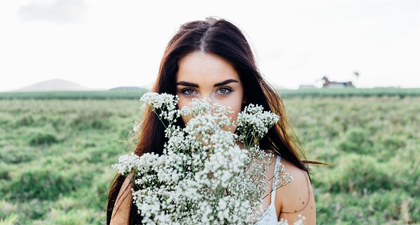 «Квітка серед квітів»: конкурс фото сватівчанок у квітах