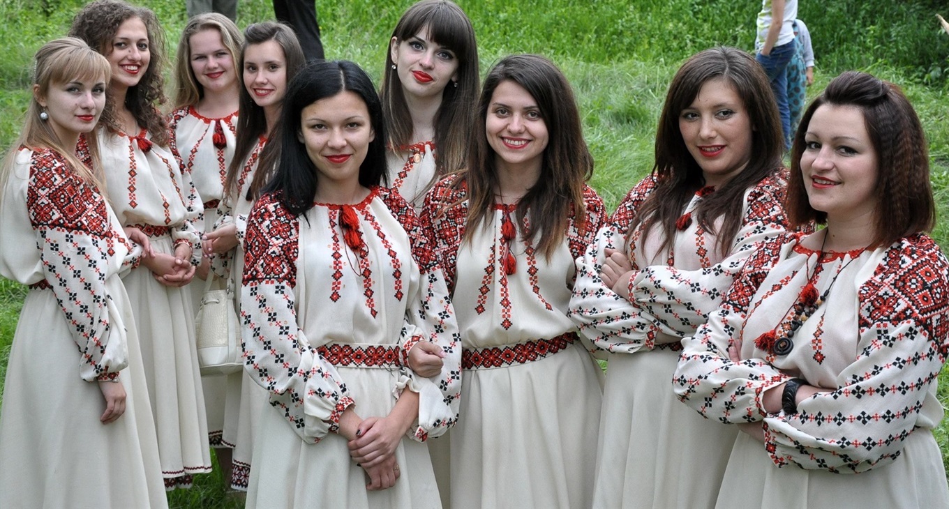 Фотоконкурс «Зустрічаємо весну у вишиванках». Надішли фото у національному вбранні і виграй приз від магазину «Вишиванка»