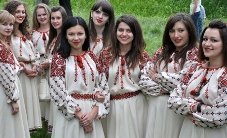 Фотоконкурс «Зустрічаємо весну у вишиванках». Надішли фото у національному вбранні і виграй приз від магазину «Вишиванка»