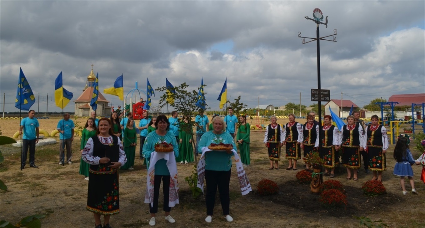 Подарунки, які майорівці зробили селу до свята: голосуємо за кращій серед кращих