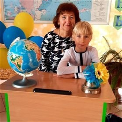 Ліза Анісова та її вчителька Ольга Володимирівна