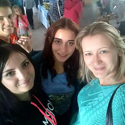 11 класс из ОШ№ 7 с любимым классным руководителем и учителем биологии - Оксаной Макогон.