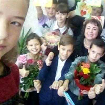 6-а класс из ОШ№ 3 с учителем истории Еленой Кореневой.