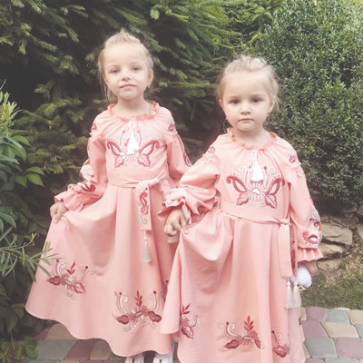 Сестрички Юлька і Оленка Мойсюк