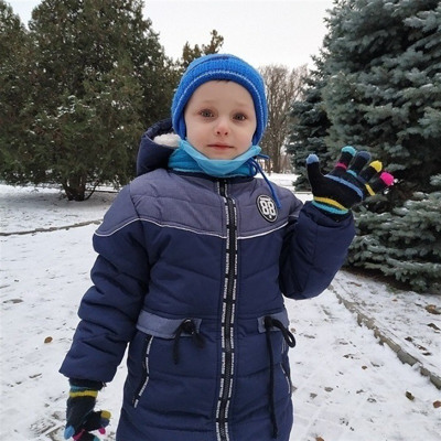 "Засніжений міський парк.  Син Рома на прогулянці"