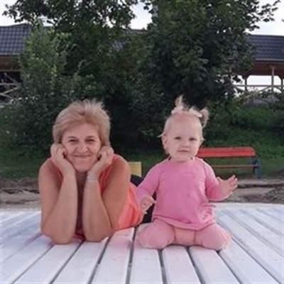 Лариса Ткач та її онучка Сашуня