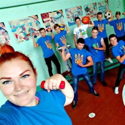 Селфи от 9 класса ОШ№ 7 с учителем физкультуры- Анной Скорой