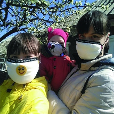 Катерина Корнієнко з доньками Анею та Ксенією