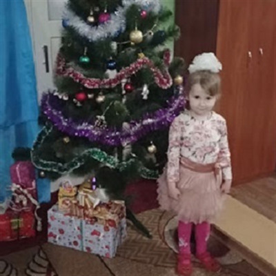 "Донечка біля новорічної ялинки"